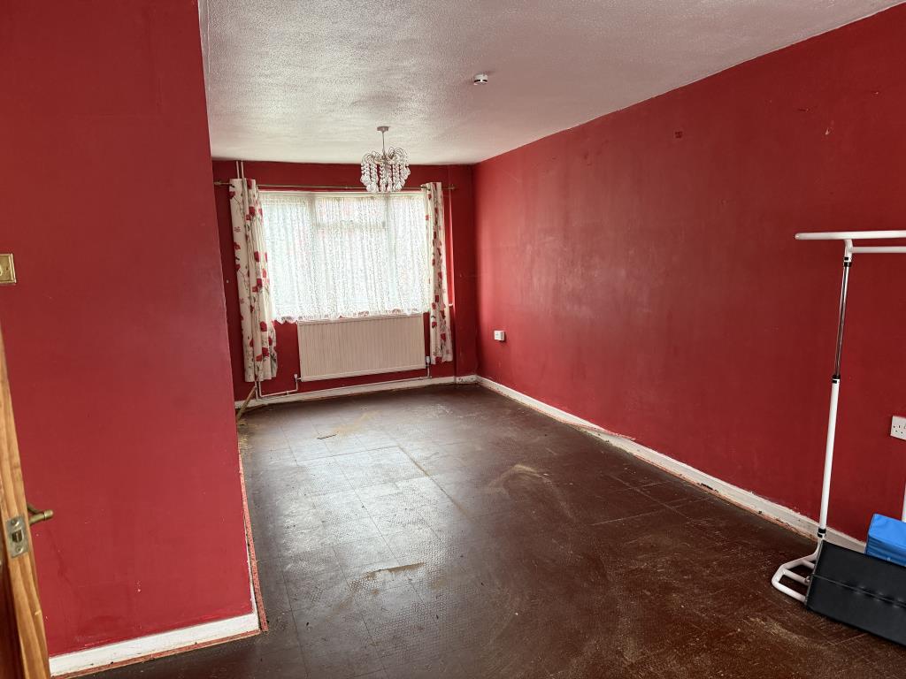 Lot: 89 - HOUSE IN NEED OF IMPROVEMENT - Living Room in House in Need of Improvement